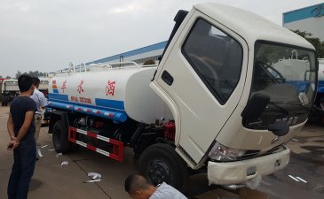 南昌南洲码头工地老板购置的5吨不上户洒水车发车情景
