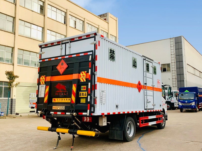 春风柳汽5.2米易燃气体厢式运输车