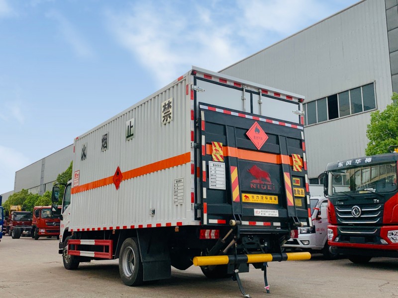 春风柳汽5.2米易燃气体厢式运输车