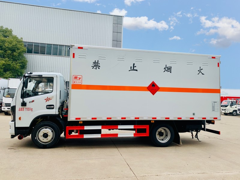 春风多利卡5.2米爆破器材运输车