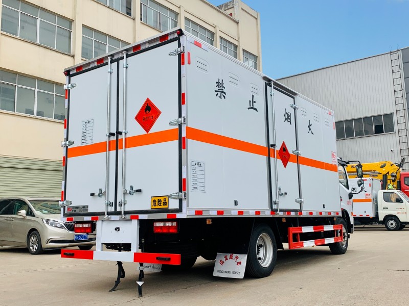 春风多利卡5.2米爆破器材运输车