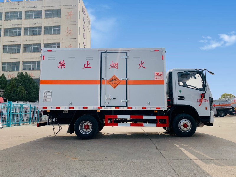 春风多利卡4.2米爆破器材运输车