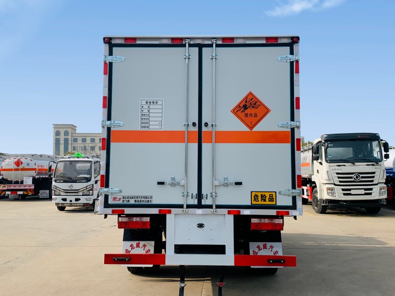 春风多利卡4.2米爆破器材运输车