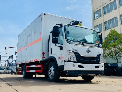 春风柳汽5.2米爆破器材运输车