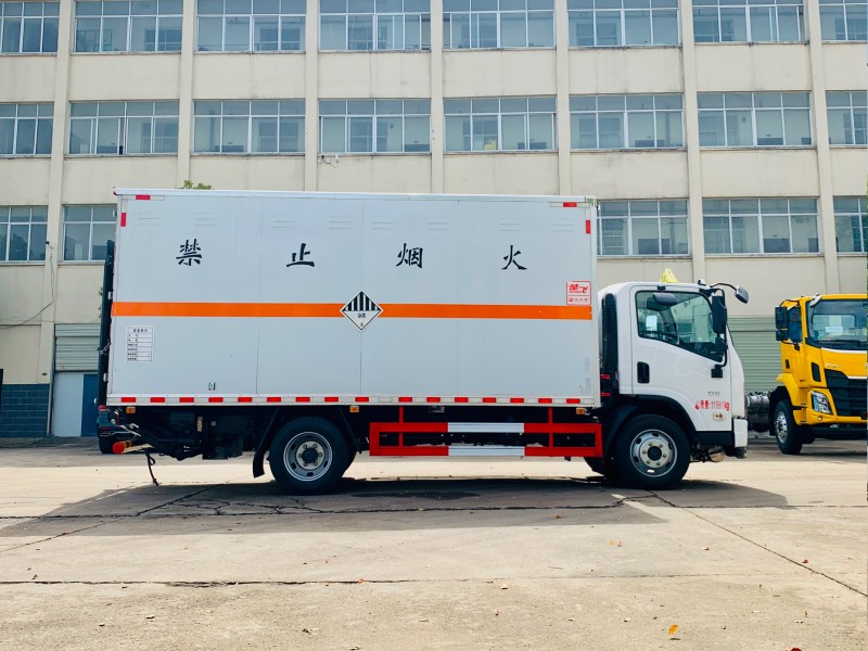 春风柳汽5.2米爆破器材运输车