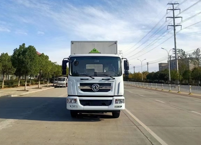 春风6.8米D9爆破器材运输车