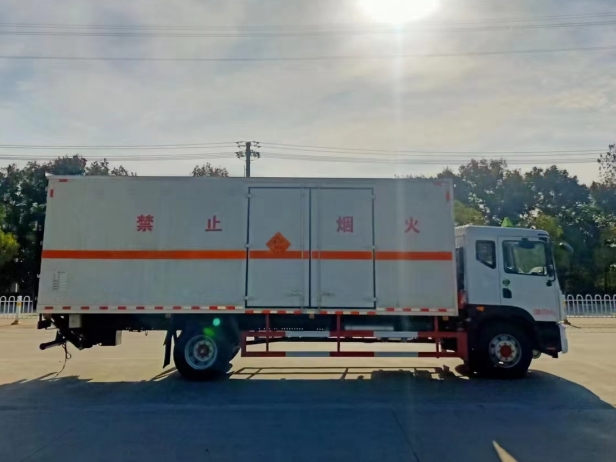 春风6.8米D9爆破器材运输车