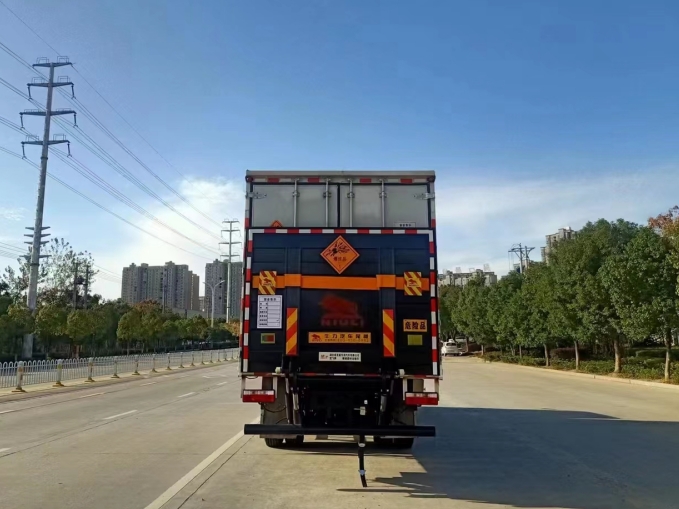 春风6.8米D9爆破器材运输车